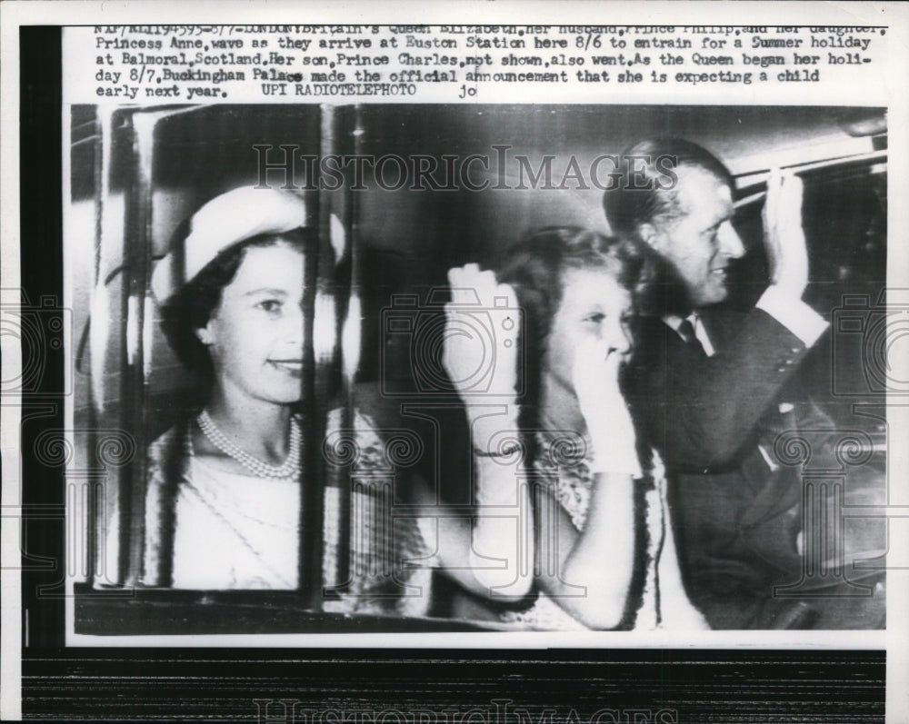 1959 Press Photo Queen Elizabeth and Family Arrive at Euston Station for Holiday- Historic Images