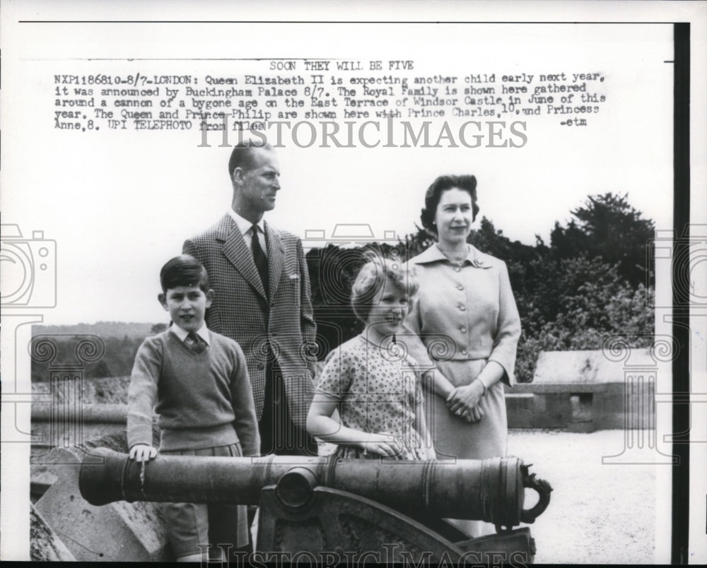 1959 Press Photo Queen Elizabeth and Family on East Terrace of Windsor Castle- Historic Images