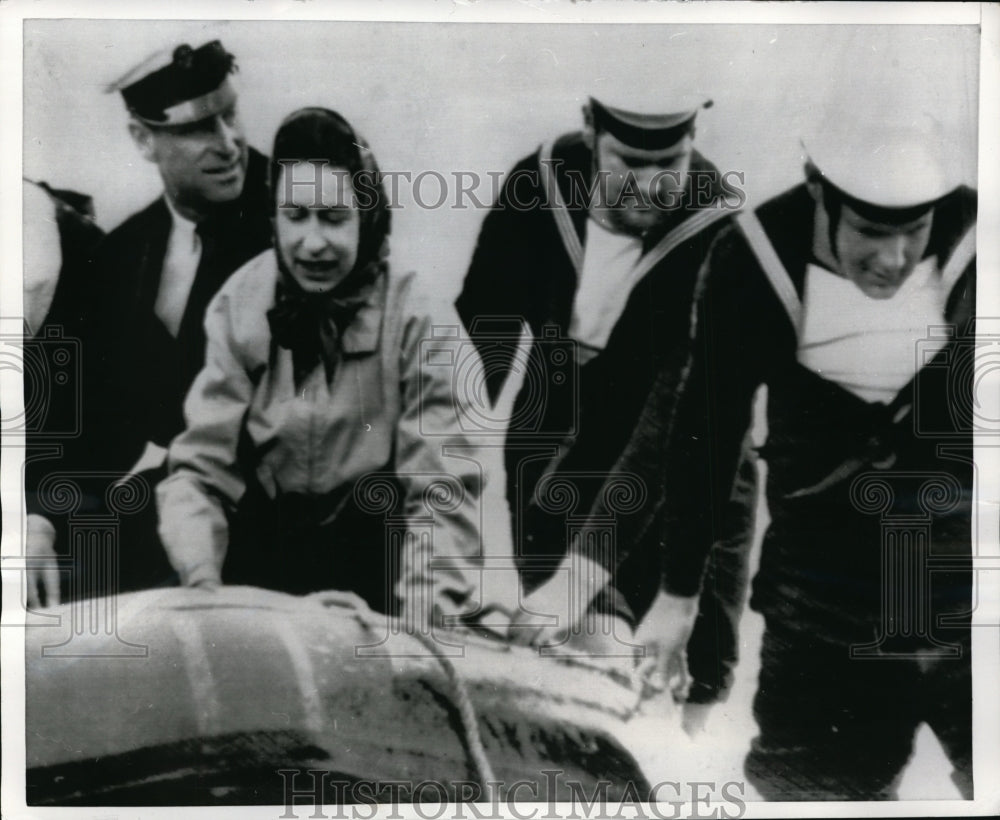 1970 Press Photo Queen Elizabeth and Prince Philip Arrive Aboard Dinghy, Picton- Historic Images