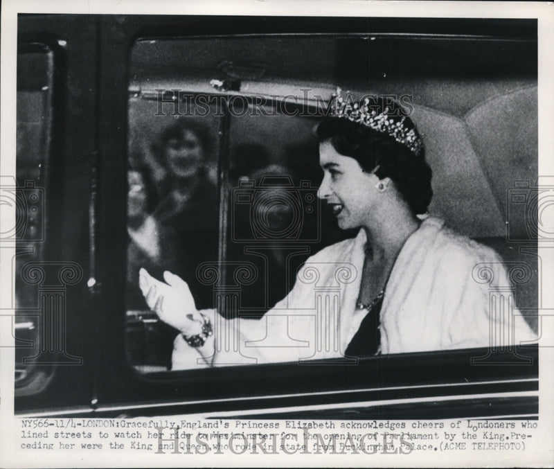 Load image into Gallery viewer, 1950 Press Photo Princess Elizabeth acknowledges cheers of Londoners

