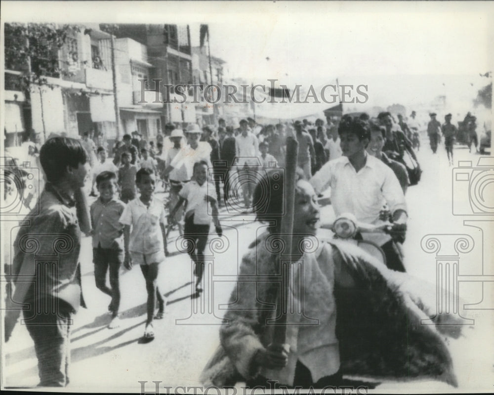 1966 Press Photo Young Vietnamese swing heavy club in demonstration in Saigon