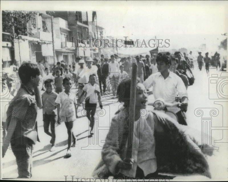 Load image into Gallery viewer, 1966 Press Photo Young Vietnamese swing heavy club in demonstration in Saigon
