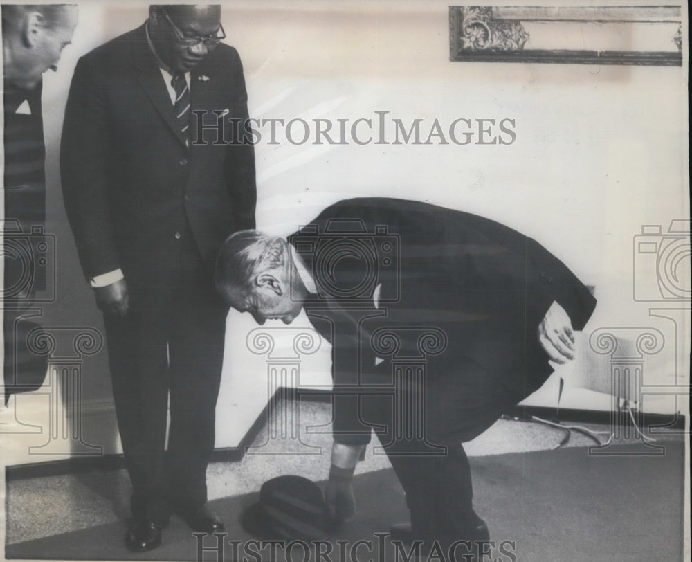 1968 Press Photo Pres.Lyndon Johnson get the fallen hat of Dr.