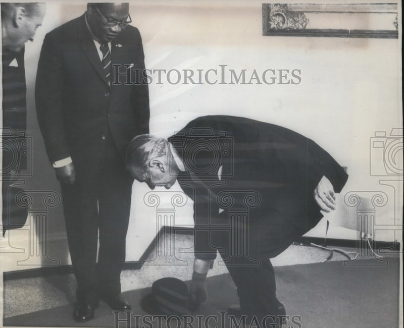Load image into Gallery viewer, 1968 Press Photo Pres.Lyndon Johnson get the fallen hat of Dr.

