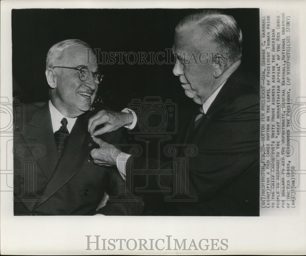 1950 Press Photo Gen George Marshall Pins Red Cross Button on Lapel of Truman