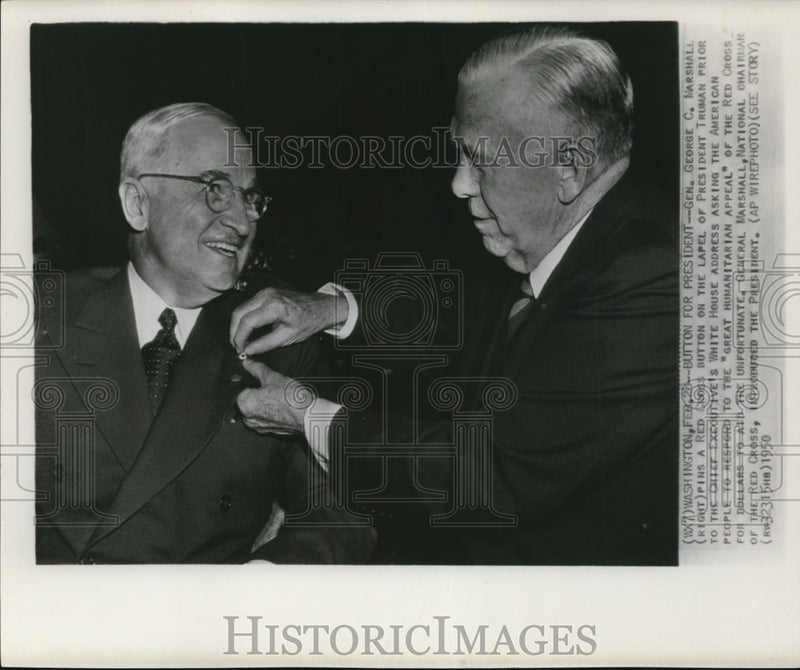Load image into Gallery viewer, 1950 Press Photo Gen George Marshall Pins Red Cross Button on Lapel of Truman
