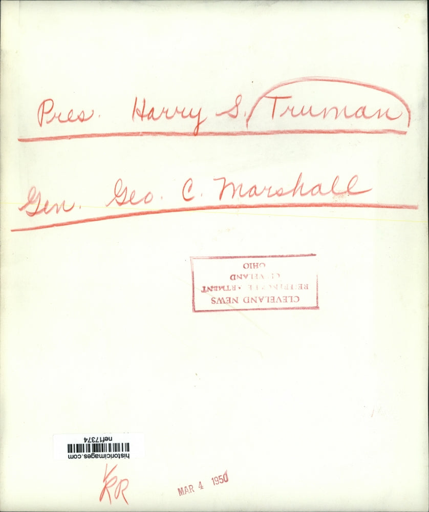 1950 Press Photo Gen George Marshall Pins Red Cross Button on Lapel of Truman