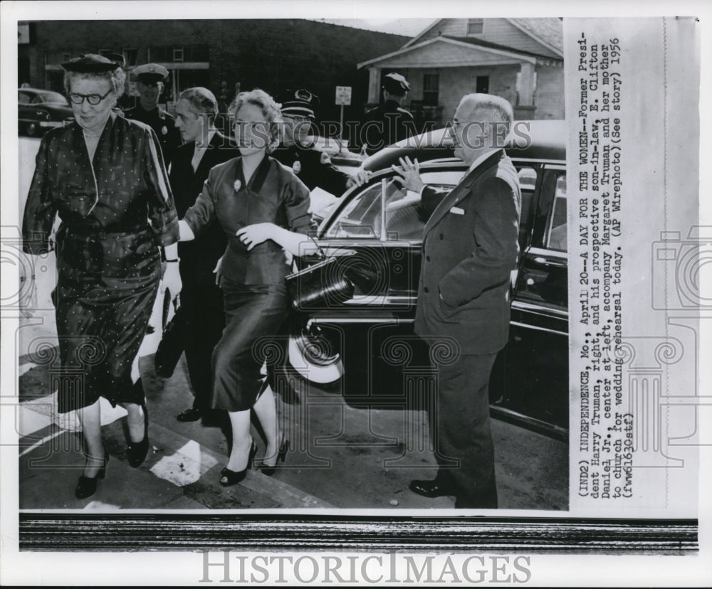1956 Press Photo Harry Truman & E. Clifton Daniel Jr., Margaret Truman, Missouri