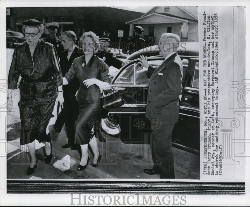 Load image into Gallery viewer, 1956 Press Photo Harry Truman &amp; E. Clifton Daniel Jr., Margaret Truman, Missouri
