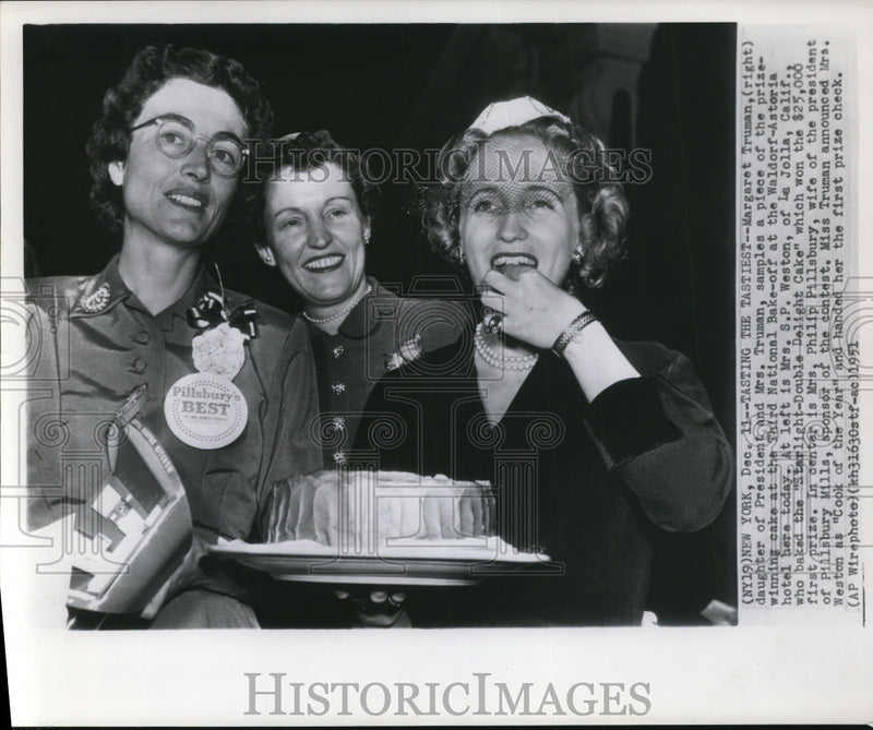 Load image into Gallery viewer, 1951 Press Photo Margaret Truman at 3rd National Bake-Off, New York - nef17456

