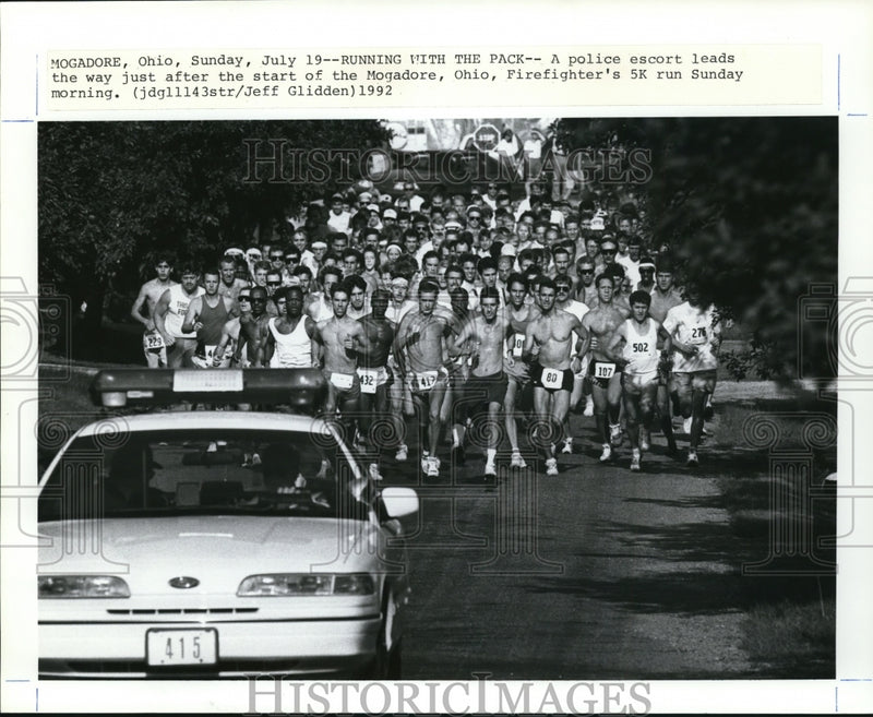 Load image into Gallery viewer, 1992 Press Photo Mogadore, Ohio Firefighter's 5K Run - nef17663
