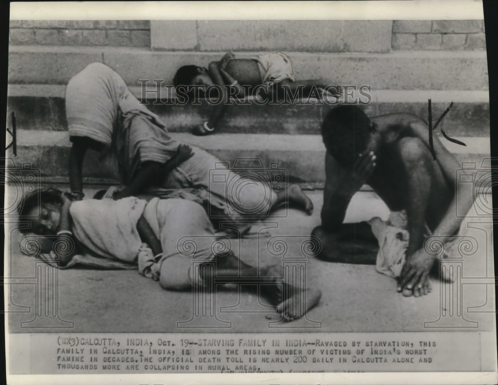 1948 Press Photo Starving Family in Calcutta India Among Risen Number of Victims