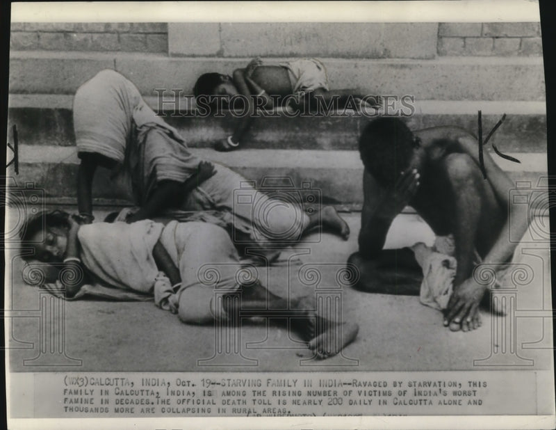 Load image into Gallery viewer, 1948 Press Photo Starving Family in Calcutta India Among Risen Number of Victims
