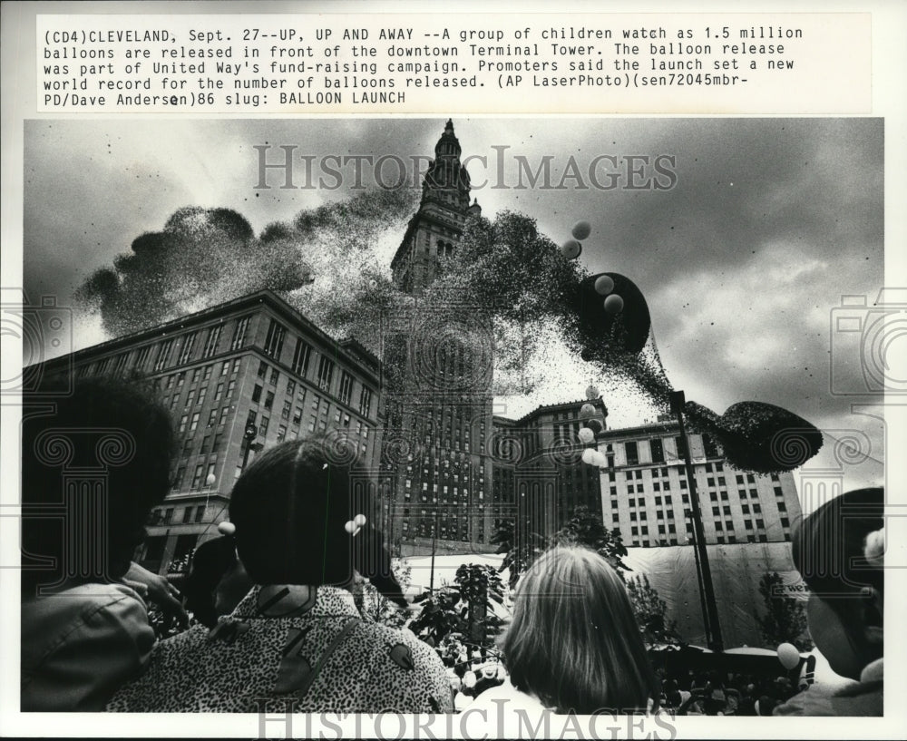 1986 Press Photo Group of Children Watch as 1.5 Million Balloons are Released