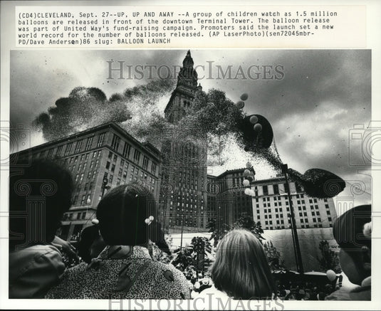 1986 Press Photo Group of Children Watch as 1.5 Million Balloons are Released