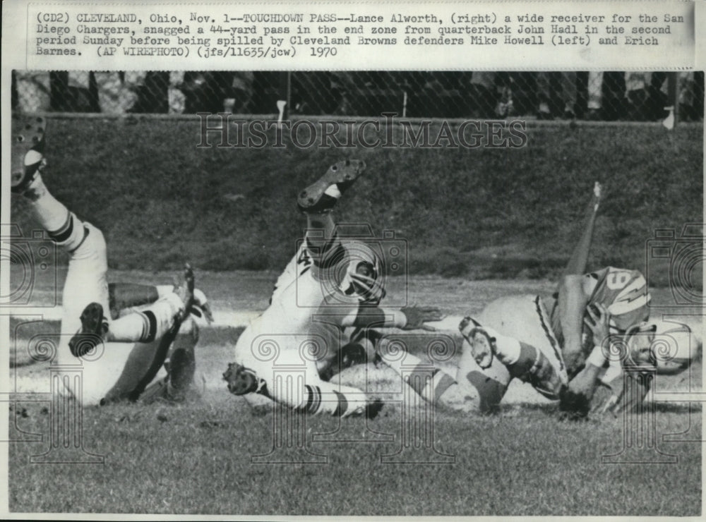 1970 Press Photo Lance Alworth (R) Snags 44-Yard Pass in End Zone - nef17904