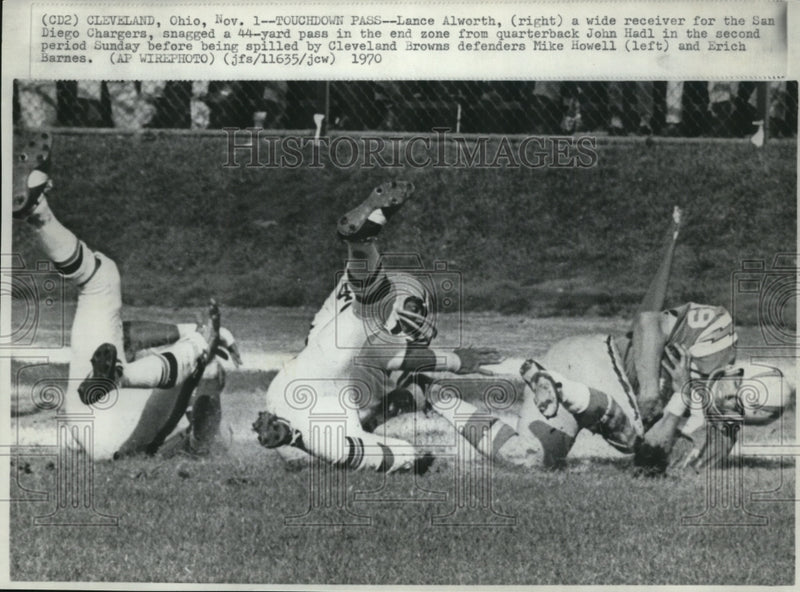 Load image into Gallery viewer, 1970 Press Photo Lance Alworth (R) Snags 44-Yard Pass in End Zone - nef17904
