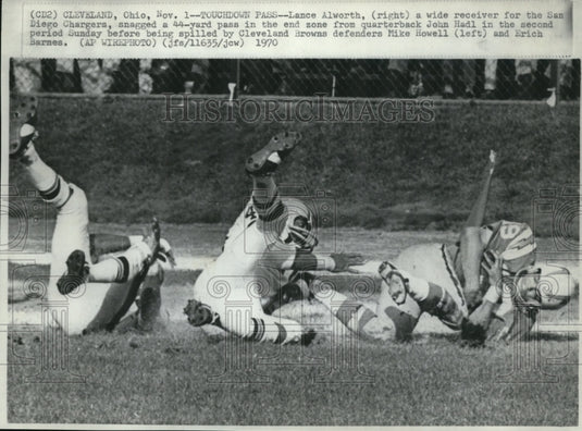 1970 Press Photo Lance Alworth (R) Snags 44-Yard Pass in End Zone - nef17904