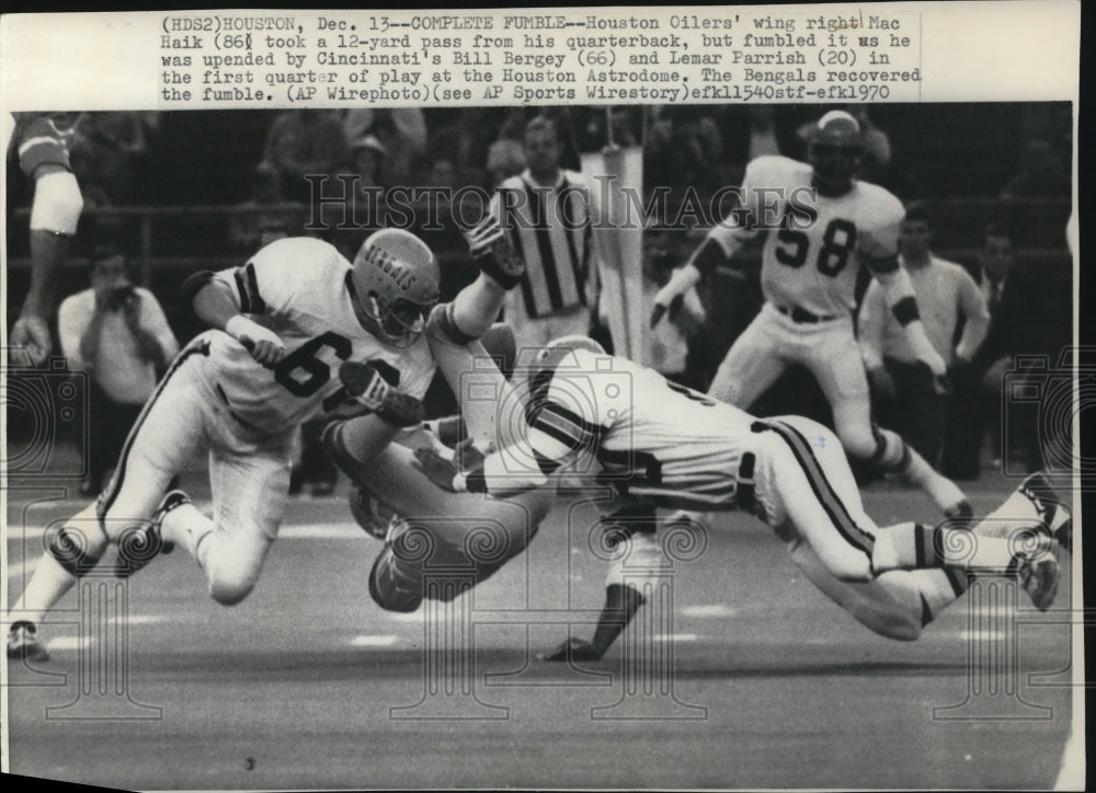 1971 Press Photo Houston Oilers&#39; Mac Hail (86) Took Quarterbacks&#39;s 12-Yard Pass- Historic Images