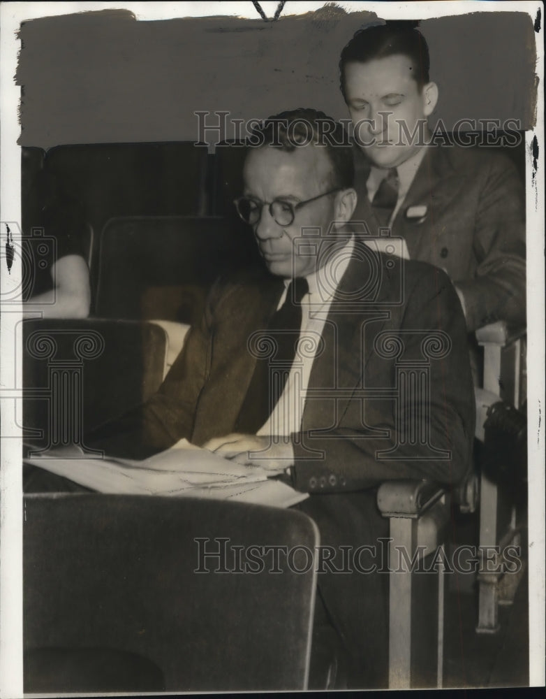1938 Press Photo Roosevelt, Jr. intent on some papers at Republican gathering