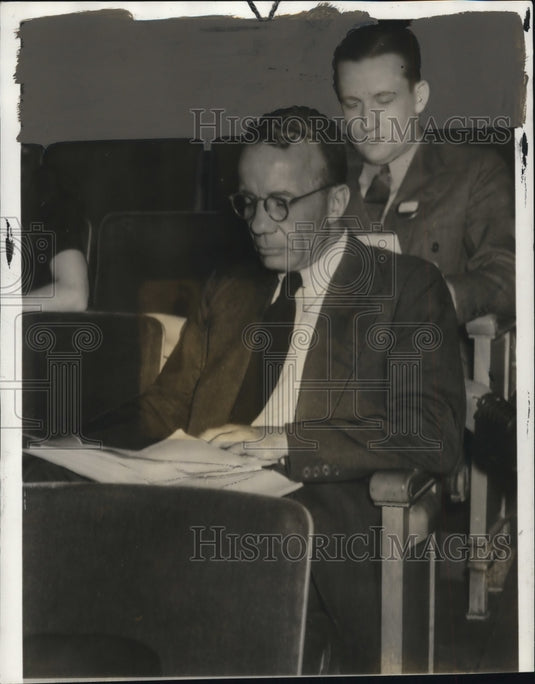 1938 Press Photo Roosevelt, Jr. intent on some papers at Republican gathering