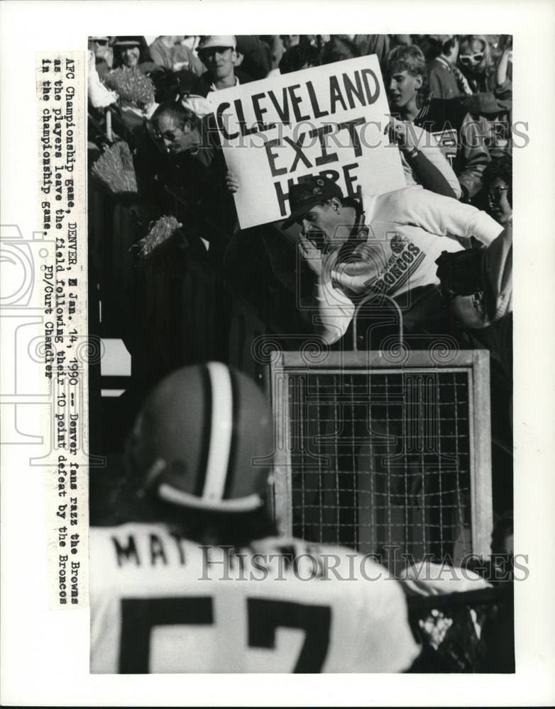 1990 Press Photo Denver Fans Razz Browns as Players Leave The Field After Defeat- Historic Images