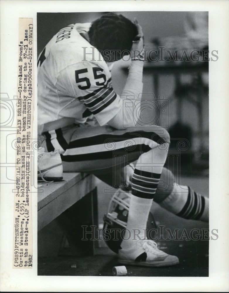 1982 Press Photo Cleveland Brown&#39;s Curtis Weathers holds his head on the bench- Historic Images