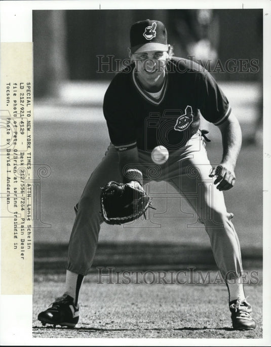 Undated Press Photo Pete O'Brien fields a grounder at first in Tucson - nef18185- Historic Images