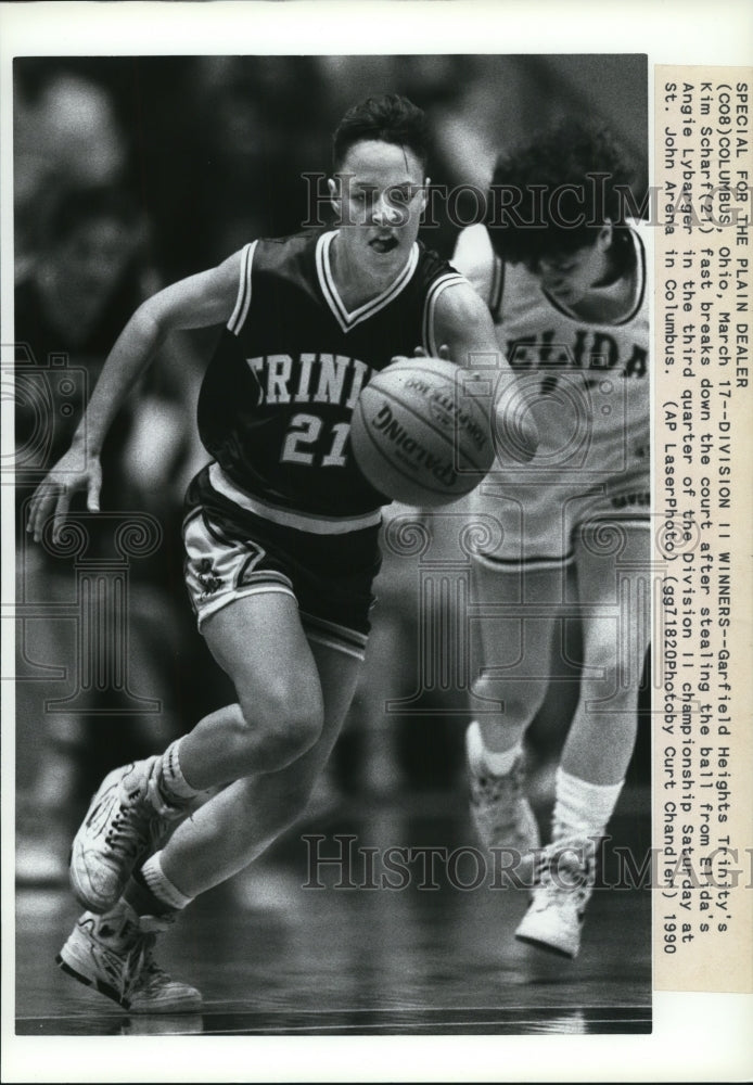 1990 Press Photo Kim Scharf fast breaks down the court after stealing the ball