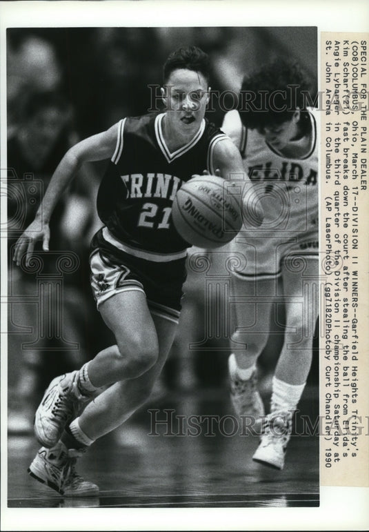 1990 Press Photo Kim Scharf fast breaks down the court after stealing the ball