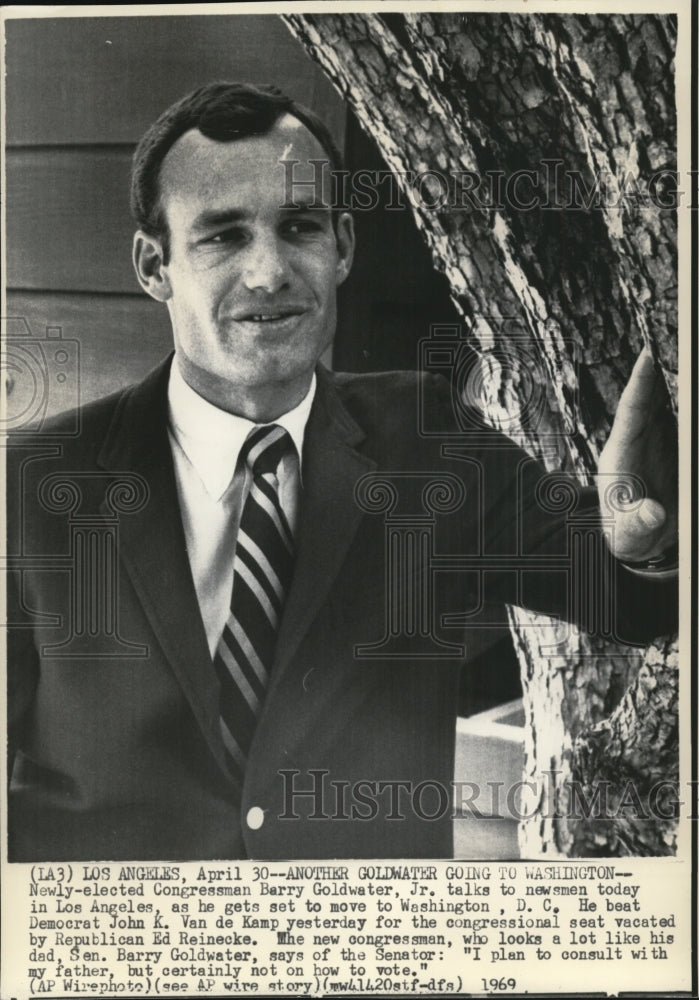 1969 Press Photo Newly Elected Congressman Barry Goldwater Jr Talks to Newsmen