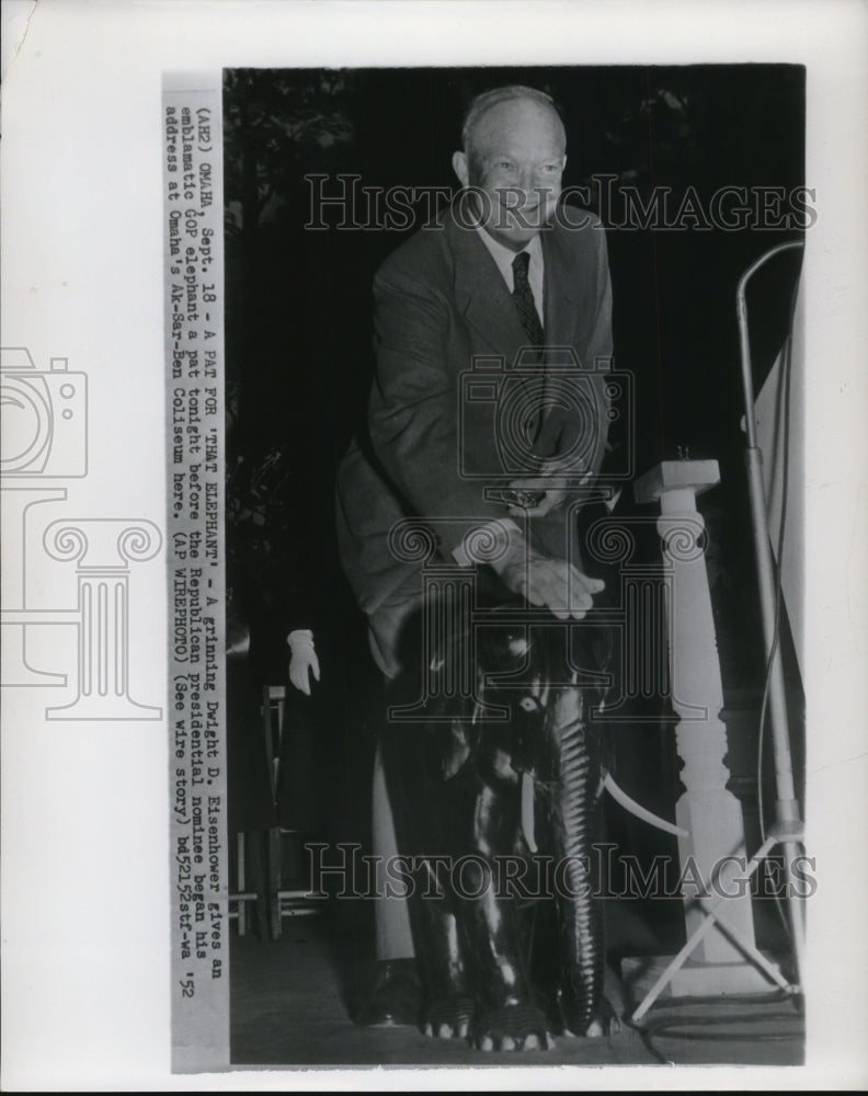 1952 Press Photo Eisenhower Gives an Emblematic GOP Elephant Pat Before Address