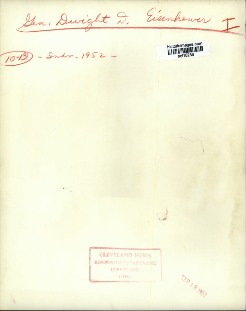 1952 Press Photo Eisenhower Gives an Emblematic GOP Elephant Pat Before Address