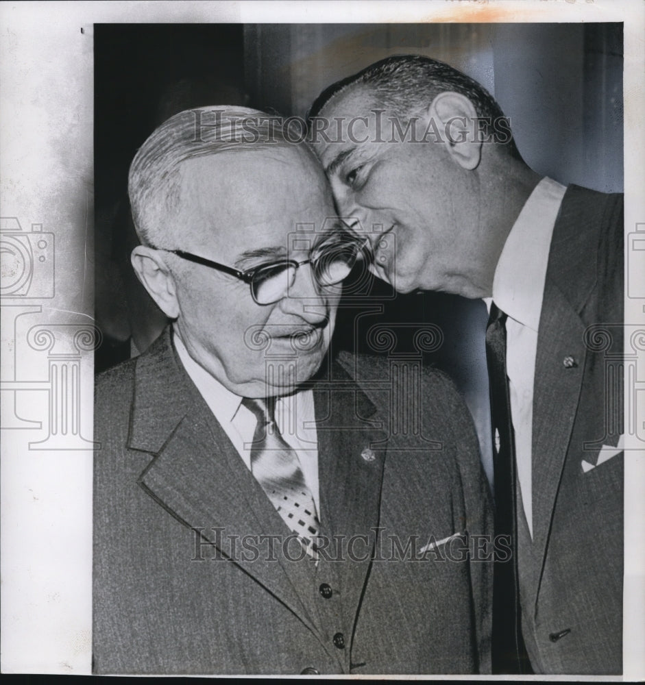 1960 Press Photo Johnson whispers some words to Truman before luncheon