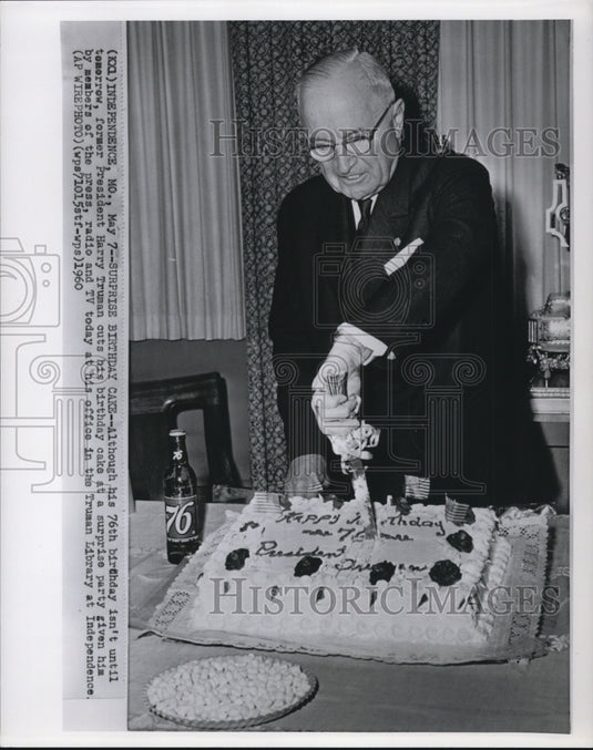 1960 Press Photo Former President Truman cuts birthday cake at surprise party