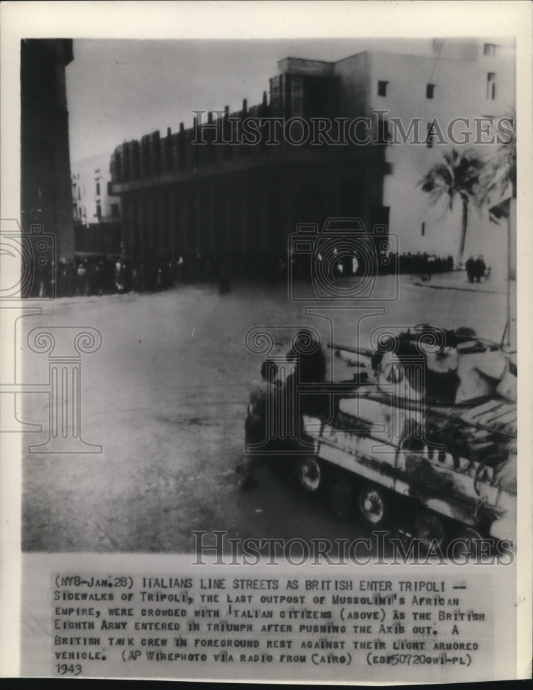 Load image into Gallery viewer, 1943 Press Photo Italians line streets as British enter Tripoli - nef18320
