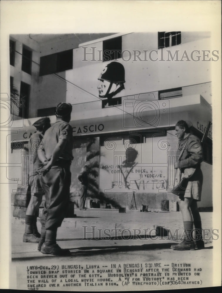1942 Press Photo British Tommie Swap Stories in Bengasi After Germans Driven Out
