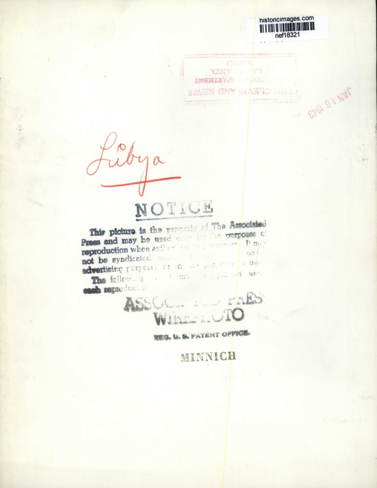 1942 Press Photo British Tommie Swap Stories in Bengasi After Germans Driven Out