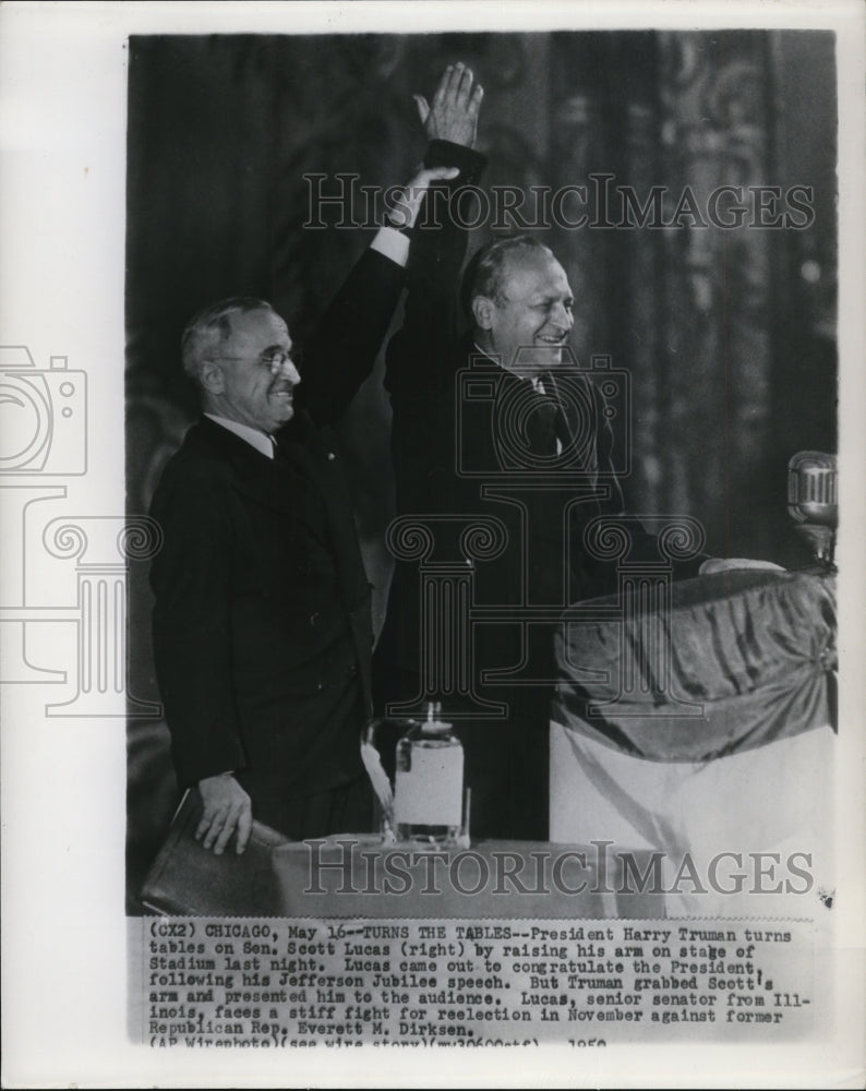 1956 Press Photo Pres Truman Turns Tables On Sen Scott Lucas By Raising His Arm