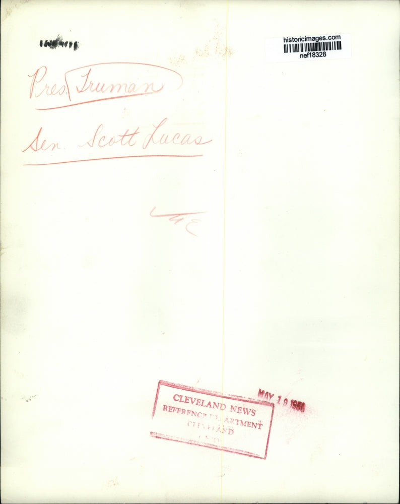 1956 Press Photo Pres Truman Turns Tables On Sen Scott Lucas By Raising His Arm