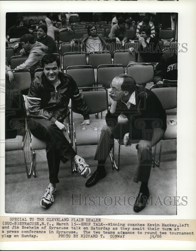 Load image into Gallery viewer, 1986 Press Photo Kevin Mackey and Jim Boehim at Syracuse Press Conference
