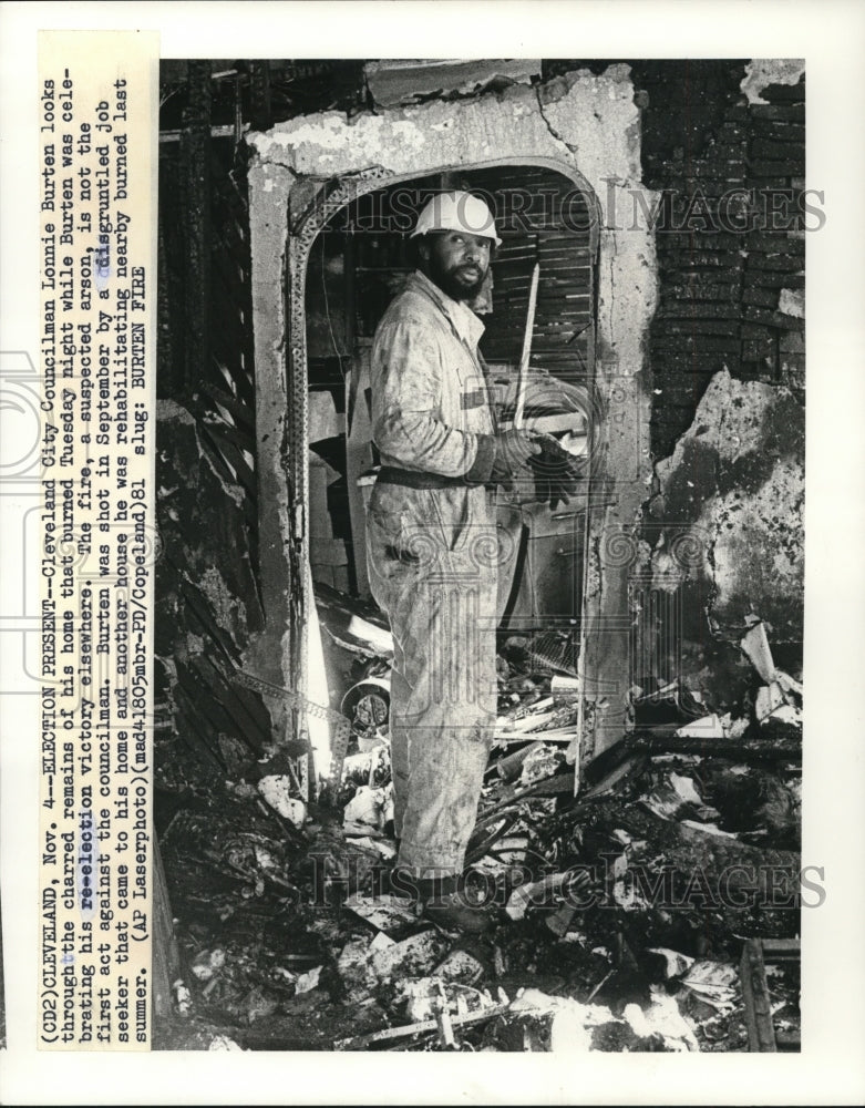 1981 Press Photo Cleveland Councilman Lonnie Burten at Remains of Burned House