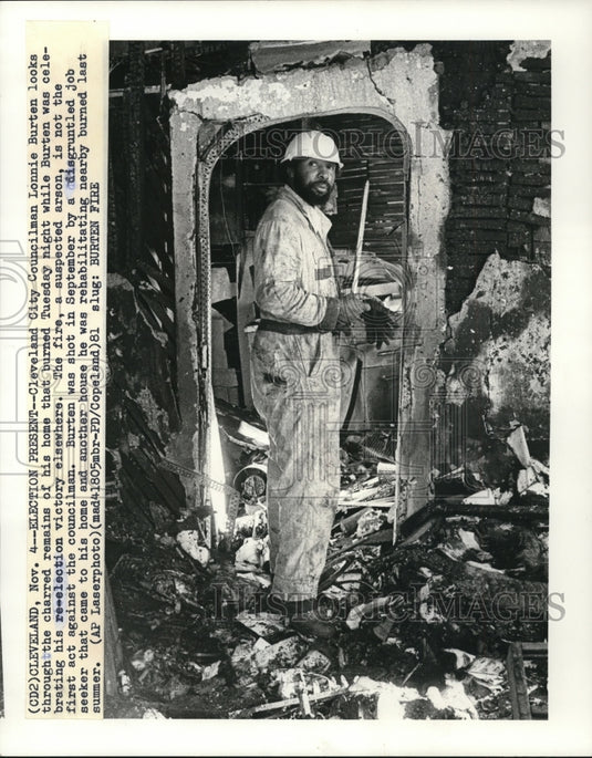 1981 Press Photo Cleveland Councilman Lonnie Burten at Remains of Burned House