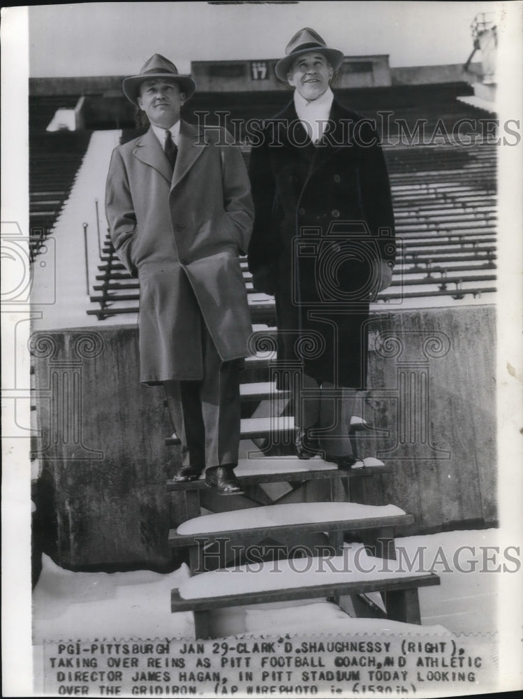 Load image into Gallery viewer, 1943 Press Photo Clark D. Shaughnessy, James Hagan at Pitt Stadium - nef18475
