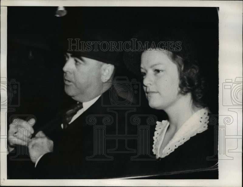 Load image into Gallery viewer, 1941 Press Photo Ruth Steadman Drives Away After Pleading Guilty of Manslaughter
