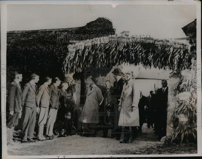 Load image into Gallery viewer, 1936 Press Photo King Edward inspected the co-operative farm of Welsh Land
