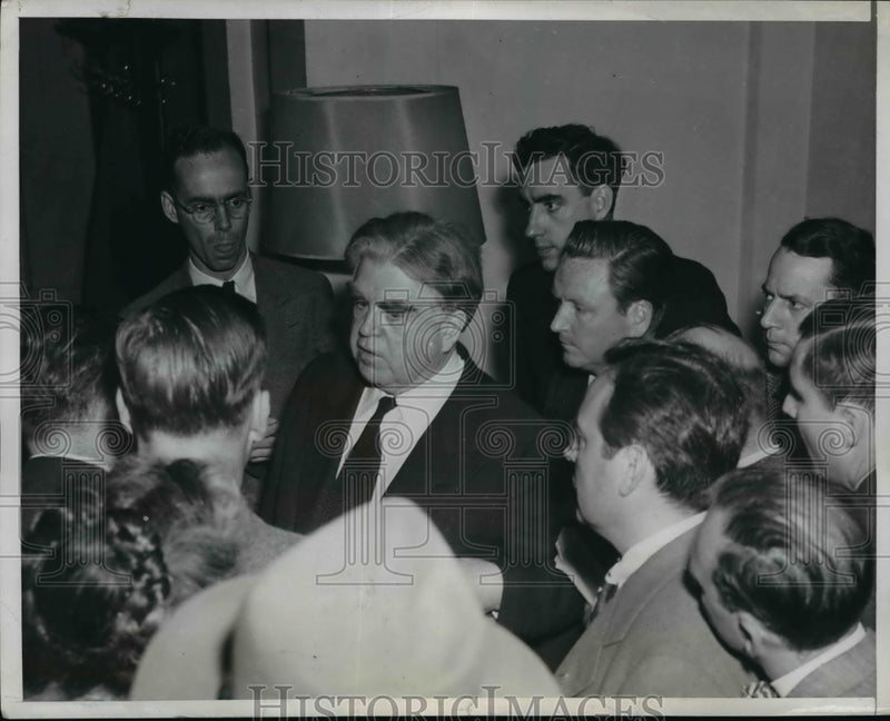 Load image into Gallery viewer, 1946 Press Photo John L.Lewis UMW President declines to answer question
