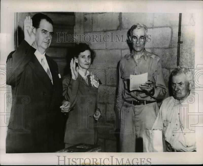 Load image into Gallery viewer, 1950 Press Photo Sen. and Mrs.Olin D Johnson sworn in order to vote - nef18800

