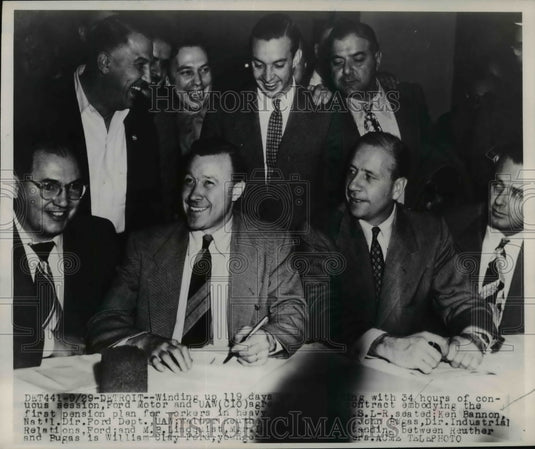 1949 Press Photo Fort Motor and UAW Agreement Contract negotiations - nef18831