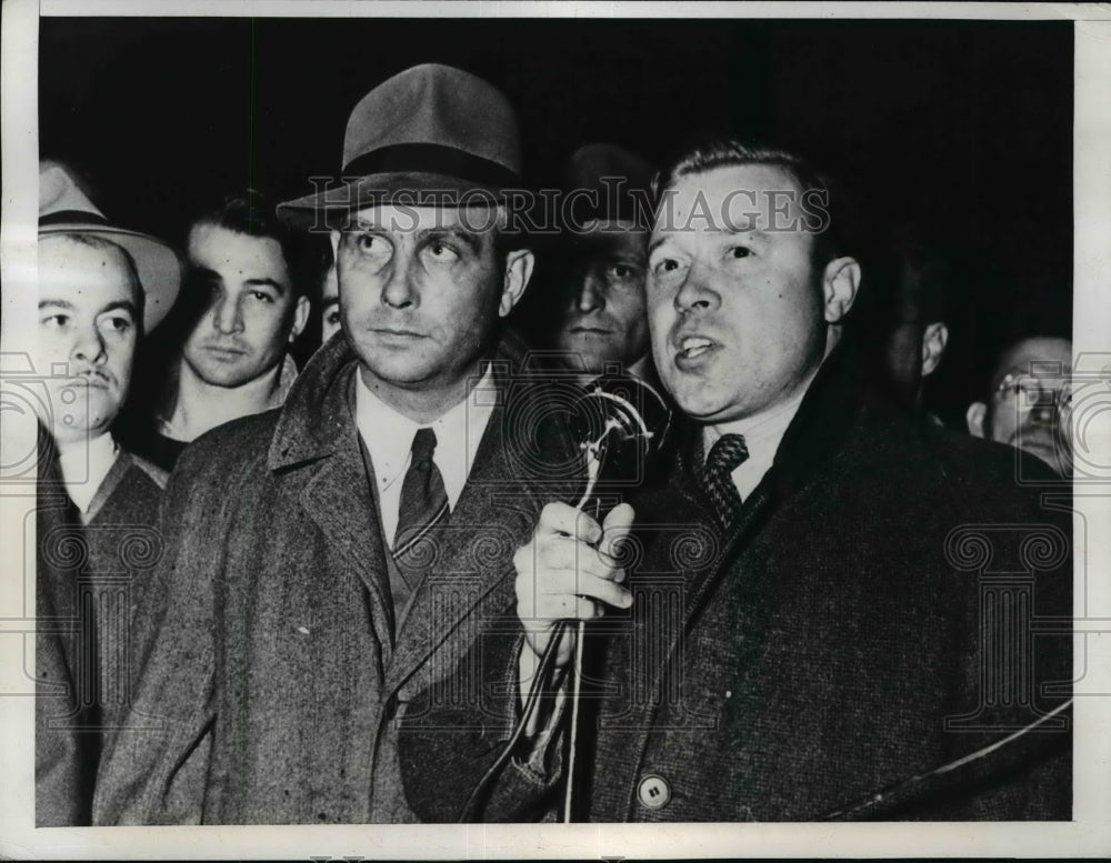 1941 Press Photo August Scholle and Walter Reuther address the Strikers